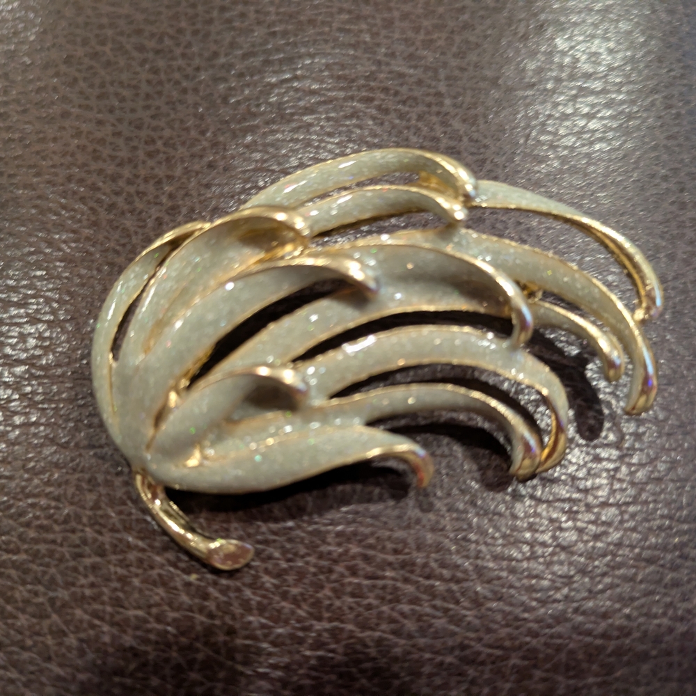 Vintage Gold and Cream Textured Leaves Shape Women's Brooch.2.5" L x 1.1" W